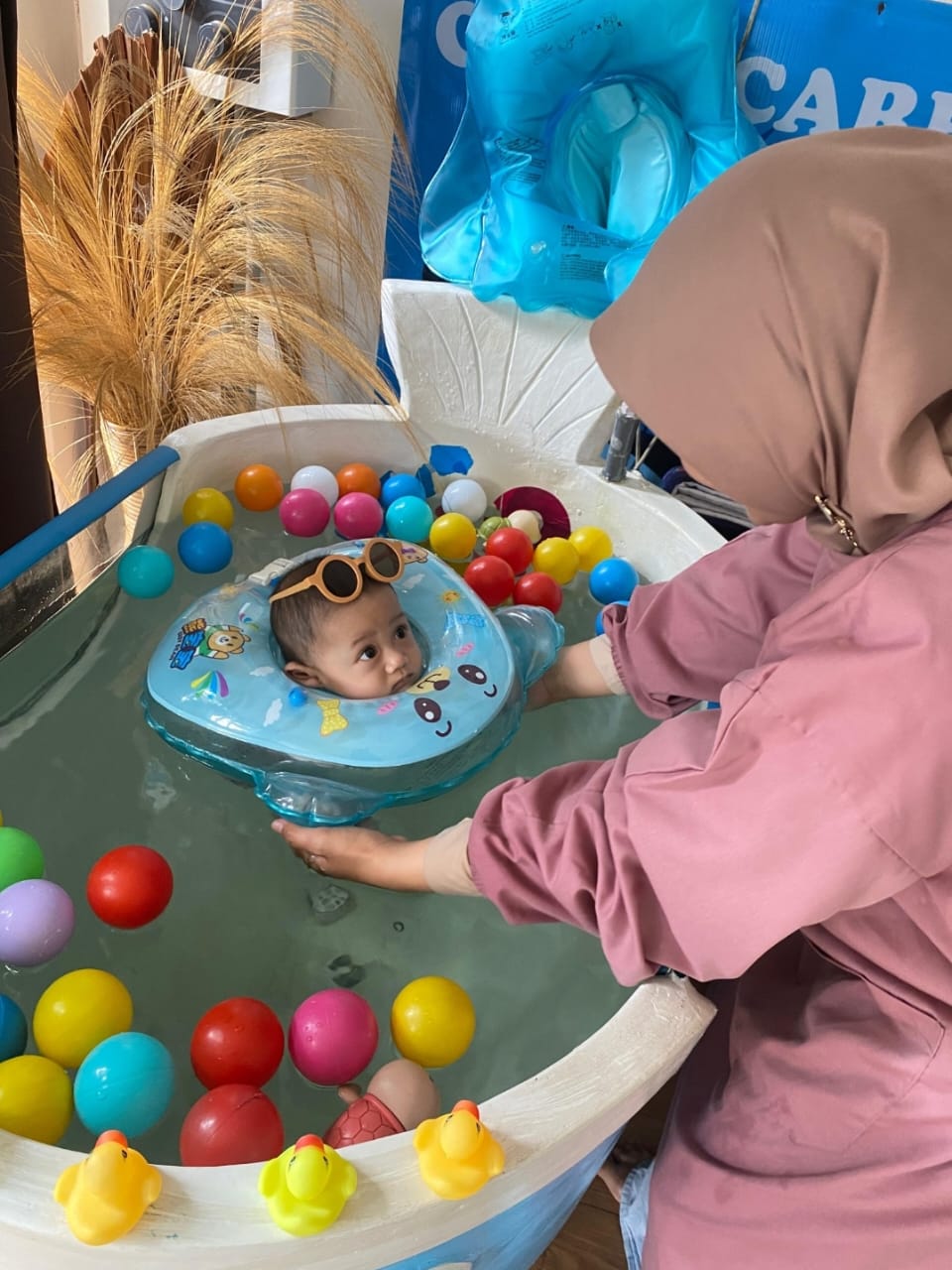 Bayi tertawa ceria saat sesi baby spa