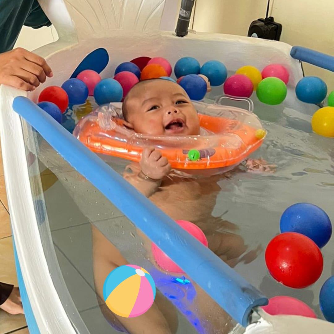 Bayi santai menggunakan kacamata di kolam baby spa