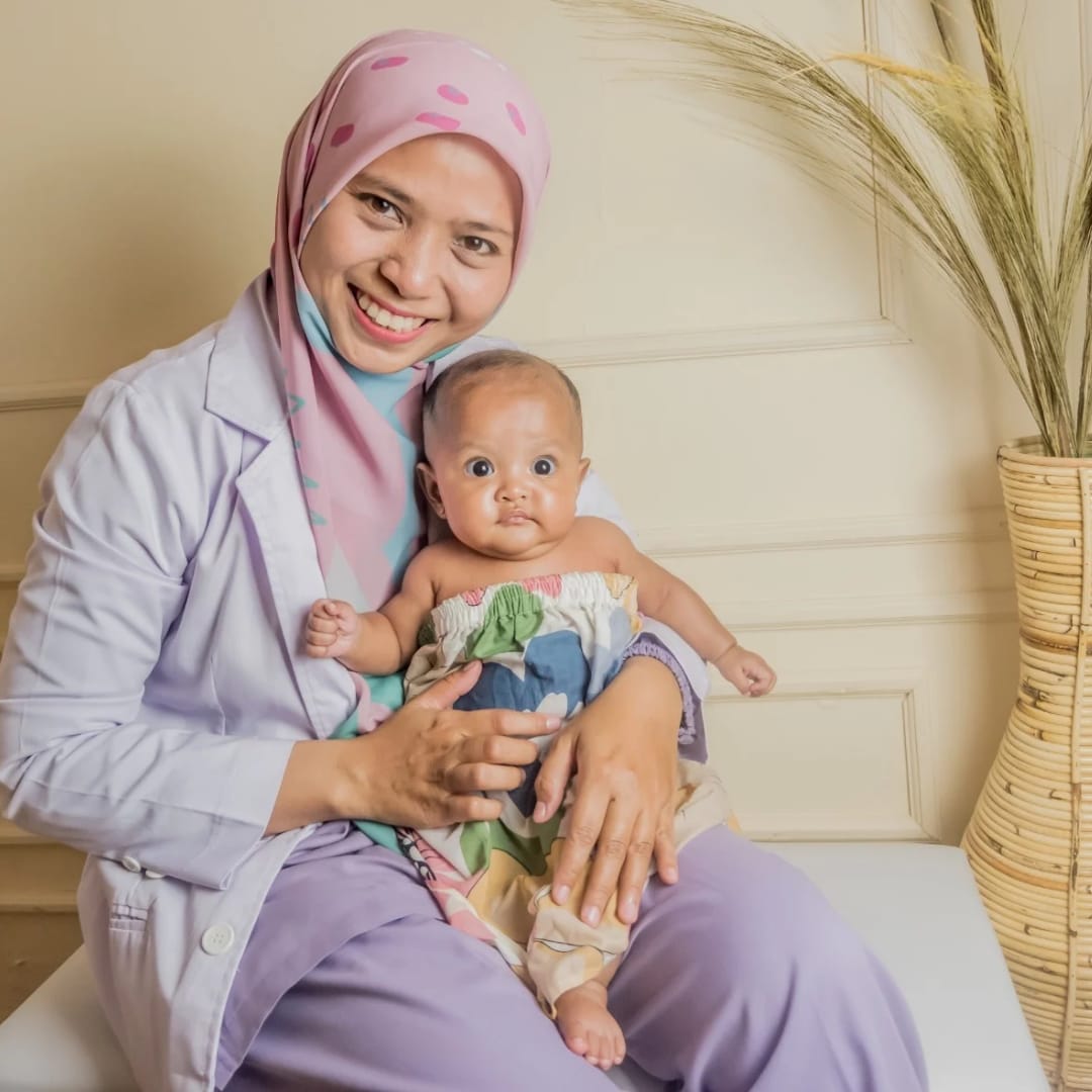 Bidan profesional Cutie Care bersama seorang bayi